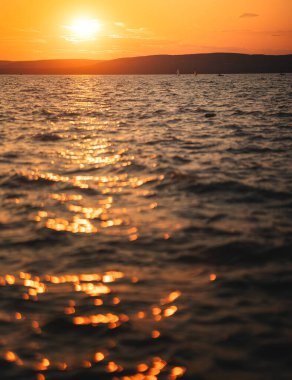 Yazın Balaton Gölü üzerinde inanılmaz bir gün batımı.
