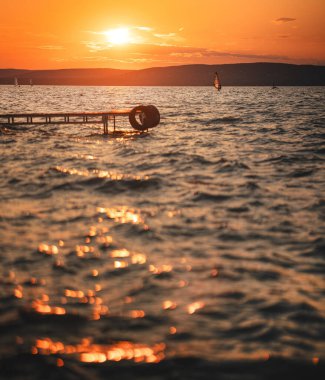 Yazın Balaton Gölü üzerinde inanılmaz bir gün batımı.