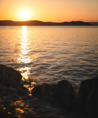 Yazın Balaton Gölü üzerinde inanılmaz bir gün batımı.