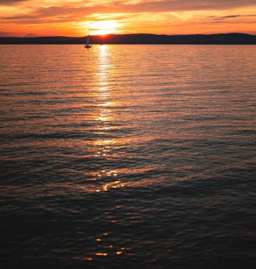 Yazın Balaton Gölü üzerinde inanılmaz bir gün batımı.