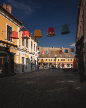 SZENTENDRE, HUNGARY - 19 Mart 2024: Macaristan 'ın Szentendre Meydanı. Ana meydan ve çevresindeki sokaklar sanat galerileri, müzeler ve dükkanlarla dolu.