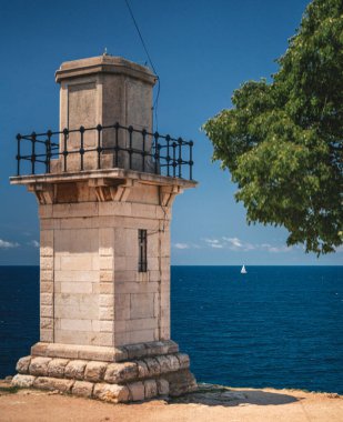 Hırvatistan 'ın Rovinj kentinde yazın eski gözcü kulesi