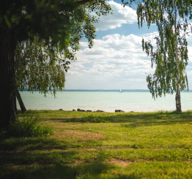 Yazın Balaton Gölü 'nde ağaçlı bir yelkenli.