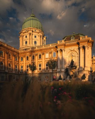 Macaristan 'ın ünlü Buda Sarayı, gün batımında