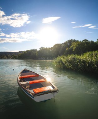 Yazın Balaton Gölü 'nde kırmızı tekne