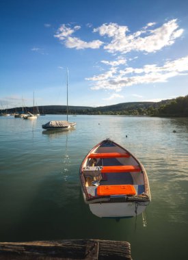 Yazın Balaton Gölü 'nde kırmızı tekne