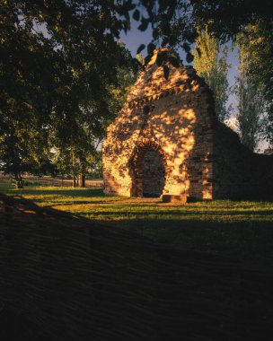 Macaristan, Balaton Gölü 'ndeki Ortaçağ harabe tapınağı