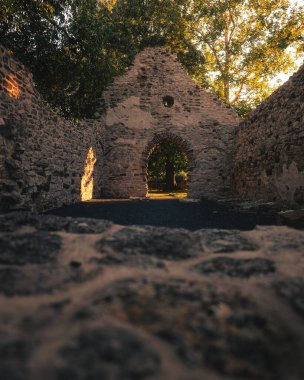 Macaristan, Balaton Gölü 'ndeki Ortaçağ harabe tapınağı