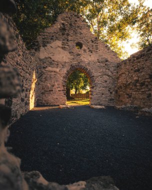 Macaristan, Balaton Gölü 'ndeki Ortaçağ harabe tapınağı