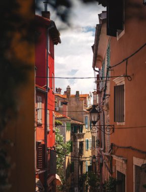 ROVINJ, CROATIA - 3 Haziran 2024: Hırvatistan 'ın Rovinj kentindeki dar sokaklar 3 Haziran 2024.