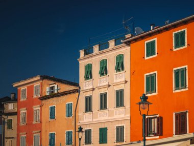 ROVINJ, CROATIA - 3 Haziran 2024: Hırvatistan 'ın Rovinj kentindeki dar sokaklar 3 Haziran 2024.