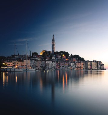 Hırvatistan 'ın ünlü Rovinj kentinde gece manzarası