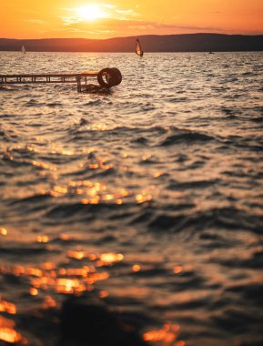 Yazın Balaton Gölü üzerinde inanılmaz bir gün batımı.