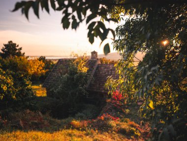 Macaristan 'da sonbaharda güzel bir kır evi.