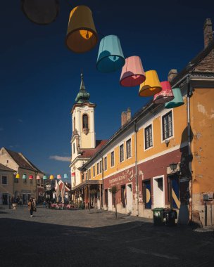 SZENTENDRE, HUNGARY - 19 Mart 2024: Macaristan 'ın Szentendre Meydanı. Ana meydan ve çevresindeki sokaklar sanat galerileri, müzeler ve dükkanlarla dolu..