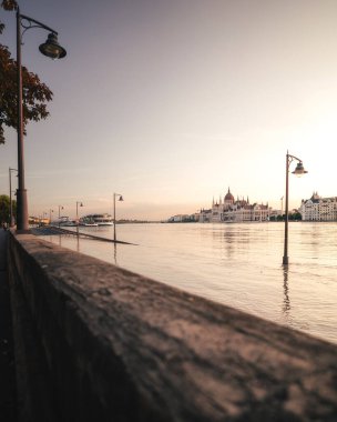 Budapeşte 'de sel basmış nehir kıyısı