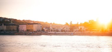 Budapeşte 'de gün batımında evler