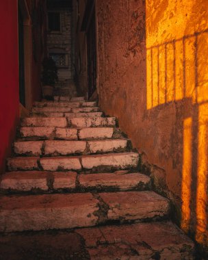 ROVINJ, CROATIA - 2 Haziran 2024: Hırvatistan 'ın Rovinj kentindeki dar sokaklar.