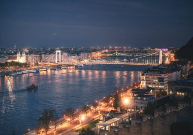 Budapeşte 'de ünlü Elisabeth Köprüsü' yle gece görüşü