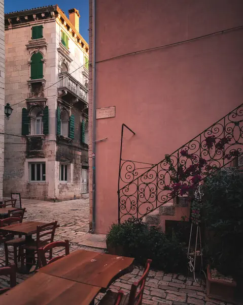ROVINJ, CROATIA - 2 Haziran 2024: Hırvatistan 'ın Rovinj kentindeki dar sokaklar.