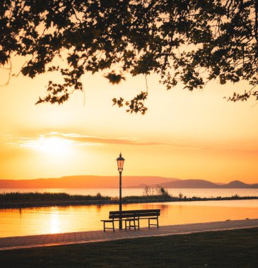 Macaristan, Fonyd 'da Balaton Gölü' nün üzerinde güzel bir gün batımı.