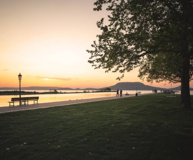 Macaristan, Fonyd 'da Balaton Gölü' nün üzerinde güzel bir gün batımı.