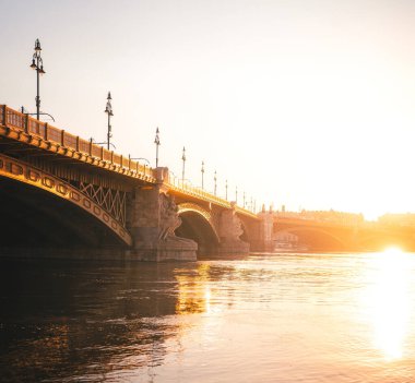 Sonbaharda Margaret Köprüsü 'nde