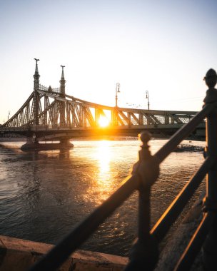 Budapeşte 'nin İkonik Köprüsü, Sabah Özgürlük Köprüsü