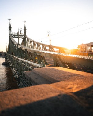 Budapeşte 'nin İkonik Köprüsü, Sabah Özgürlük Köprüsü