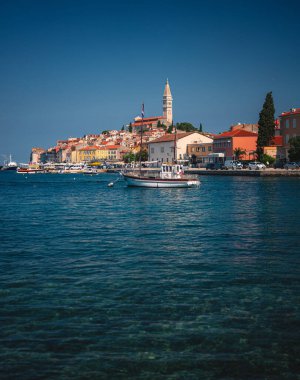 ROVINJ, CROATIA - 3 Haziran 2024: Hırvatistan 'ın eski Rovinj kentinde manzara.