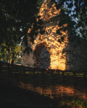 Macaristan, Balaton Gölü yakınlarındaki Sunset tarafından aydınlatılan Ortaçağ Taş Harabeleri