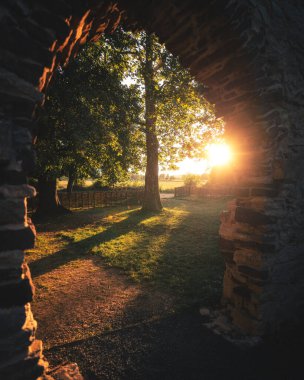 Macaristan, Balaton Gölü yakınlarındaki Sunset tarafından aydınlatılan Ortaçağ Taş Harabeleri