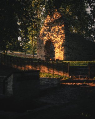 Macaristan, Balaton Gölü yakınlarındaki Sunset tarafından aydınlatılan Ortaçağ Taş Harabeleri