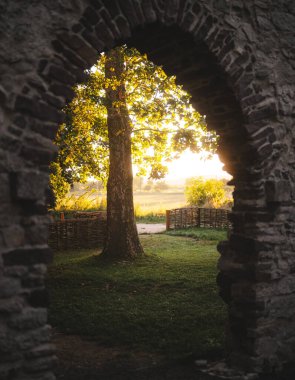 Macaristan, Balaton Gölü yakınlarındaki Sunset tarafından aydınlatılan Ortaçağ Taş Harabeleri