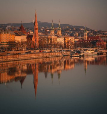 Manzaralı Nehir Yansımasıyla Budapeşte Üzerinden Altın Saat