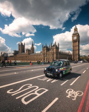 LONDON, UNITED KINGDOM - 26 Nisan 2015: Tipik kırmızı otobüs ve siyah taksi 26 Nisan 2015 tarihinde Londra, İngiltere 'de
