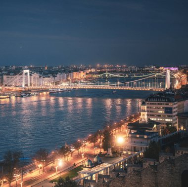 Budapeşte, Macaristan 'daki Elisabeth Köprüsü ve Tuna Nehri' nin Gece Manzarası