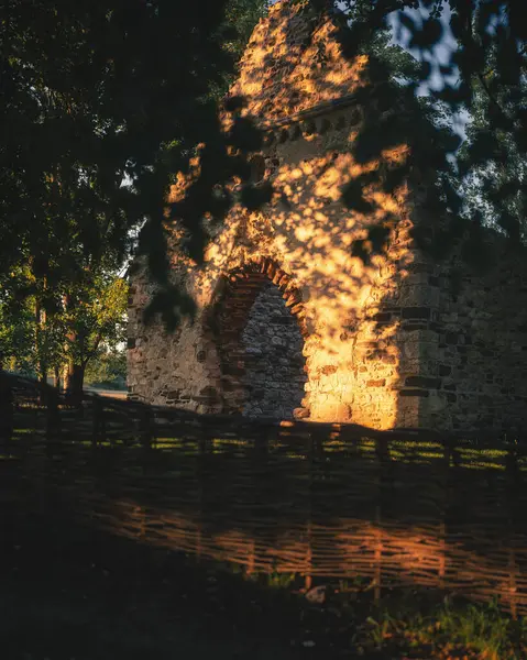 Macaristan, Balaton Gölü yakınlarındaki Sunset tarafından aydınlatılan Ortaçağ Taş Harabeleri