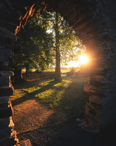 Macaristan, Balaton Gölü yakınlarındaki Sunset tarafından aydınlatılan Ortaçağ Taş Harabeleri
