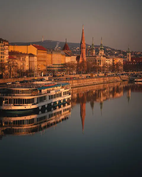 Manzaralı Nehir Yansımasıyla Budapeşte Üzerinden Altın Saat
