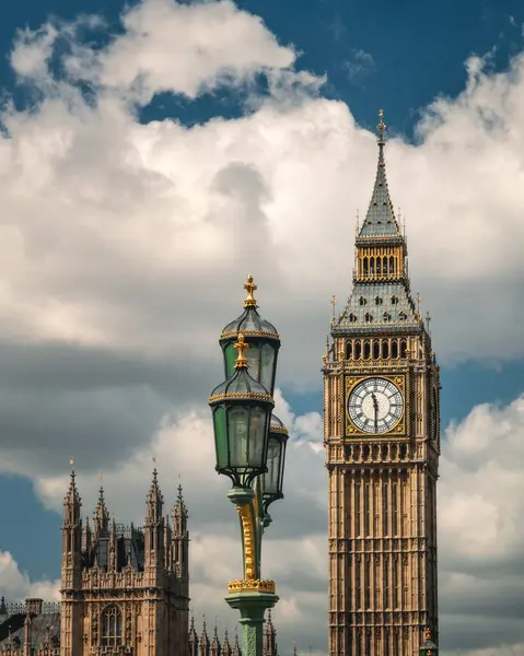 Big Ben ve Victorian Sokak Lambası Westminster, Londra 'da Dramatik Gökyüzü ile