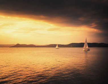 Macaristan Balaton Gölü üzerinde gün batımı
