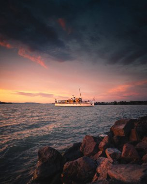 Macaristan Balaton Gölü üzerinde gün batımı