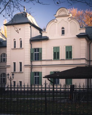 BALATONFoLDVaR, HUNGARY - 15 Kasım 2024: 15 Kasım 2024 tarihinde Macaristan 'ın Balatonfoldvar kentindeki tarihi villa.