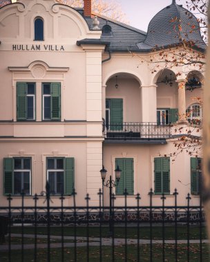 BALATONFoLDVaR, HUNGARY - 15 Kasım 2024: 15 Kasım 2024 tarihinde Macaristan 'ın Balatonfoldvar kentindeki tarihi villa.