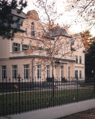 BALATONFoLDVaR, HUNGARY - 15 Kasım 2024: 15 Kasım 2024 tarihinde Macaristan 'ın Balatonfoldvar kentindeki tarihi villa.