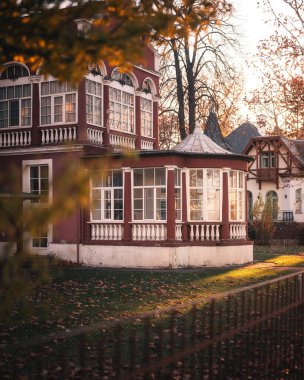 BALATONFoLDVaR, HUNGARY - 15 Kasım 2024: 15 Kasım 2024 tarihinde Macaristan 'ın Balatonfoldvar kentindeki tarihi villa.