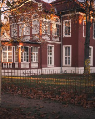 BALATONFoLDVaR, HUNGARY - 15 Kasım 2024: 15 Kasım 2024 tarihinde Macaristan 'ın Balatonfoldvar kentindeki tarihi villa.