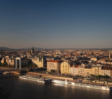 Budapeşte, Macaristan 'ın nehir kıyısında güzel evler
