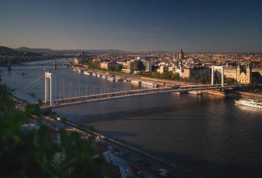 Macaristan 'ın Budapeşte kentindeki Elisabeth Köprüsü' nün güzel manzarası Mayıs 'ta açık bir bahar öğleden sonrasında çekildi.